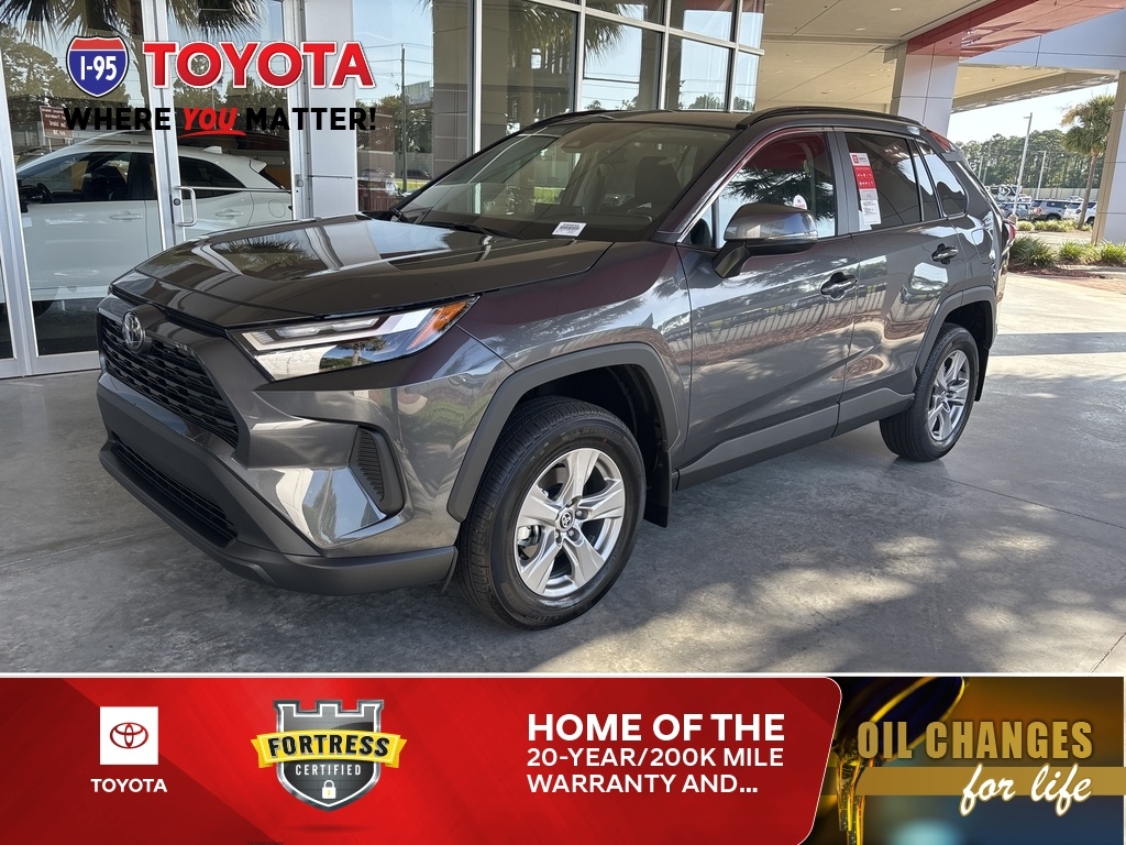 2025 Toyota RAV4 XLE's photo