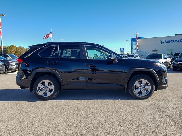 2023 Toyota RAV4 XLE photo 3