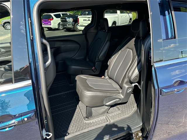2025 Chrysler Pacifica photo 13