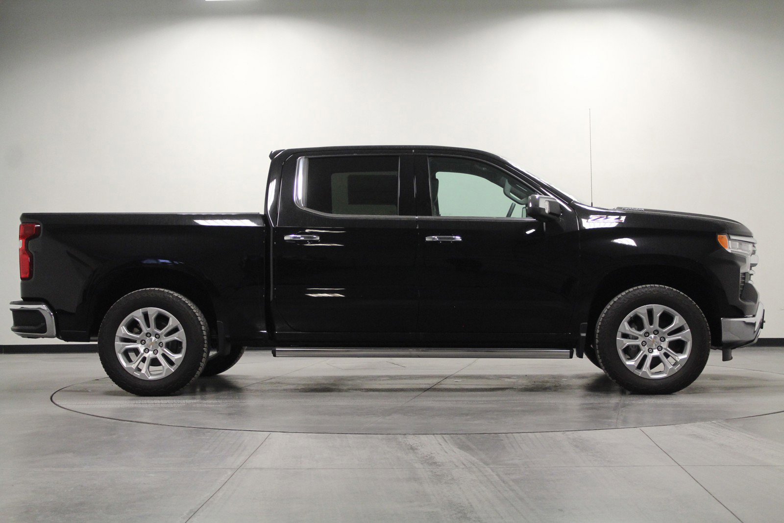 2024 Chevrolet Silverado 1500 LTZ photo 2