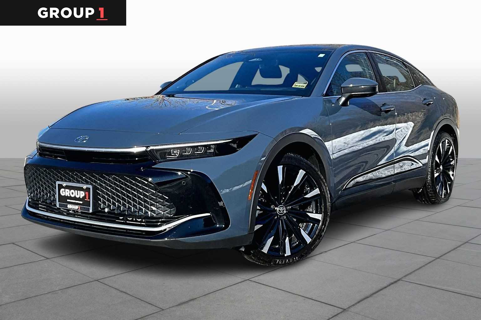 2025 Toyota Crown Platinum's photo