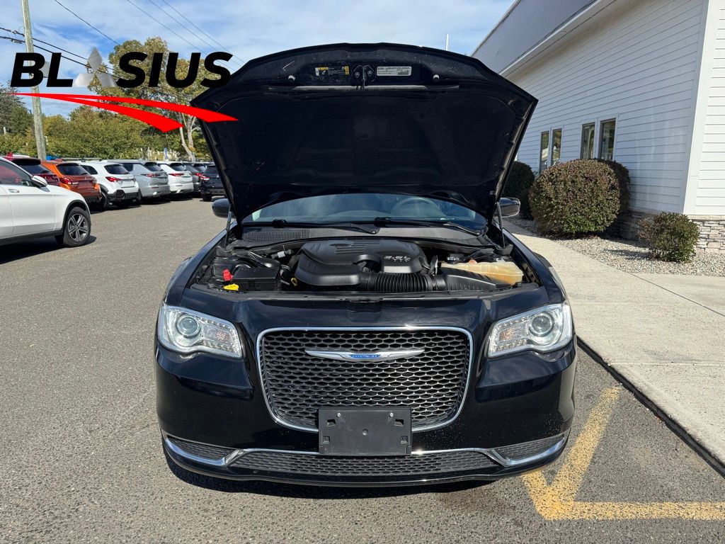 2022 Chrysler 300 Touring photo 14