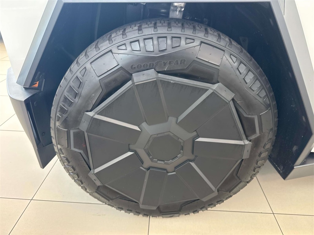 2024 Tesla Cybertruck photo 3