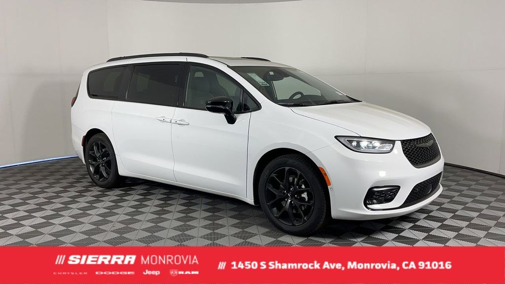 2025 Chrysler Pacifica Limited's photo