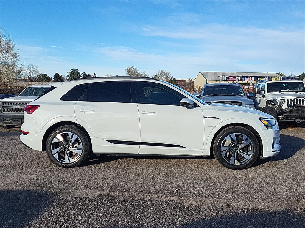 2021 Audi e-tron Premium photo 3