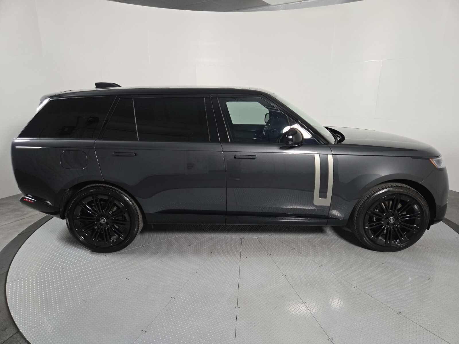 2025 Land Rover Range Rover SE photo 4