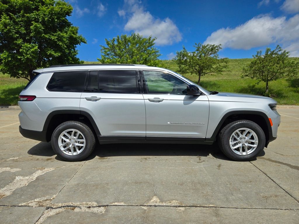2025 Jeep Grand Cherokee Laredo X photo 2