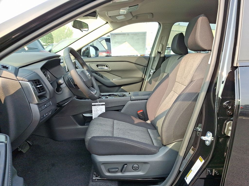 2026 Nissan Rogue SV photo 4