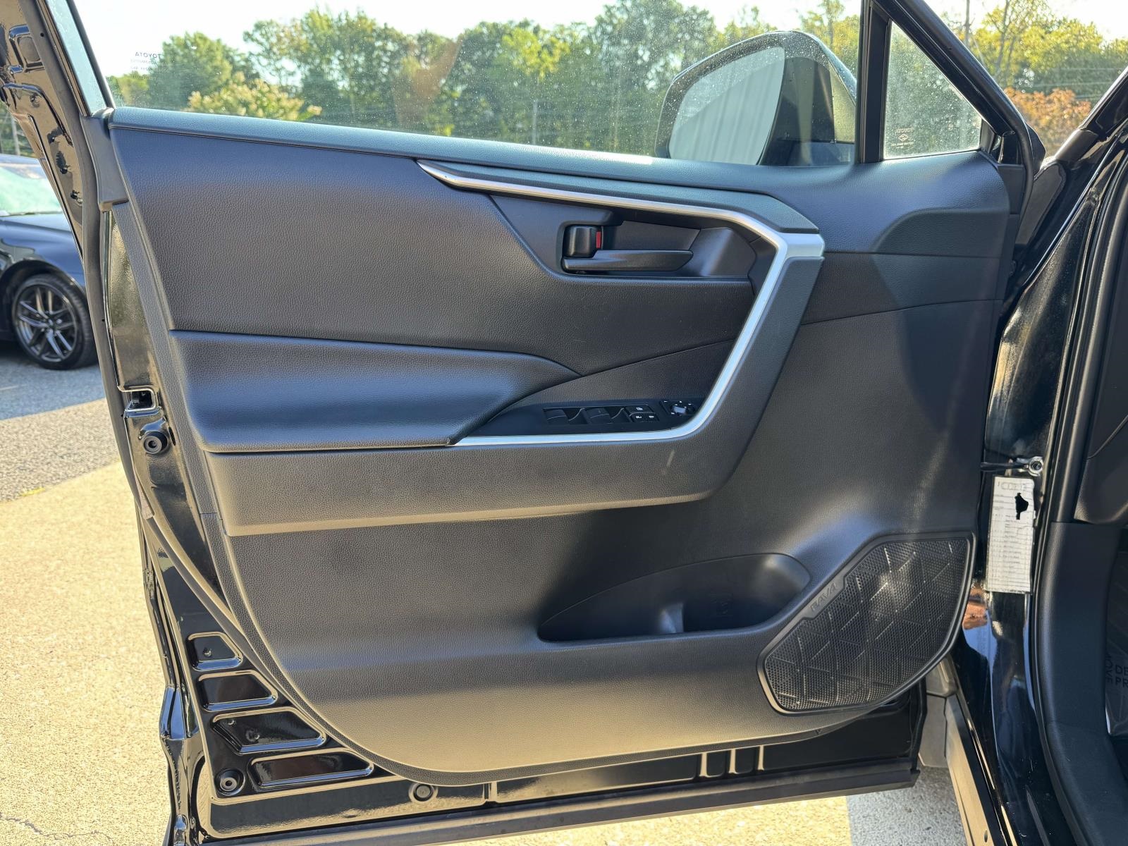 2021 Toyota RAV4 LE photo 4