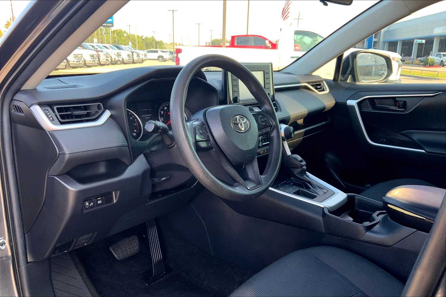 2021 Toyota RAV4 LE photo 16