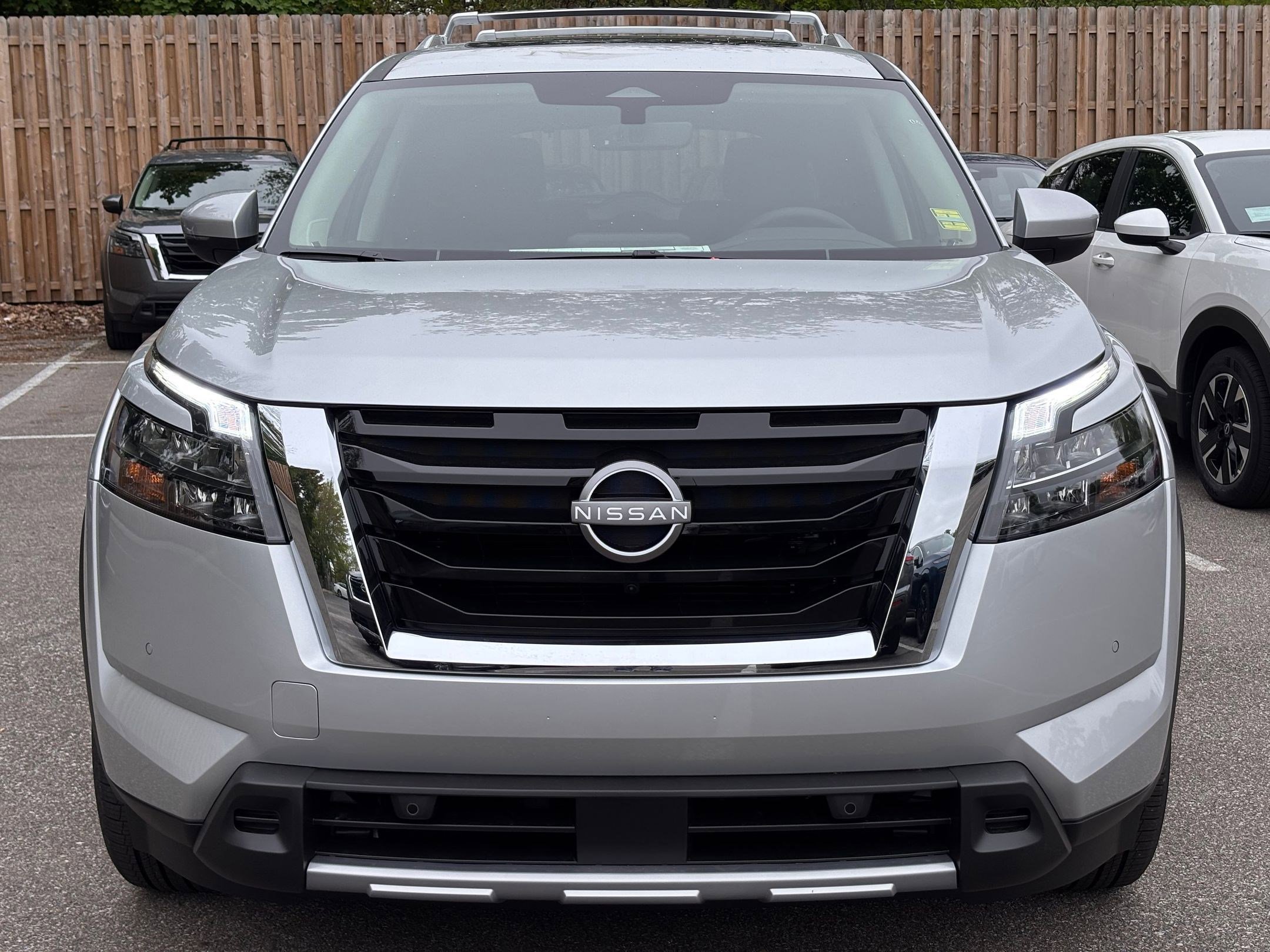 2025 Nissan Pathfinder SL photo 3