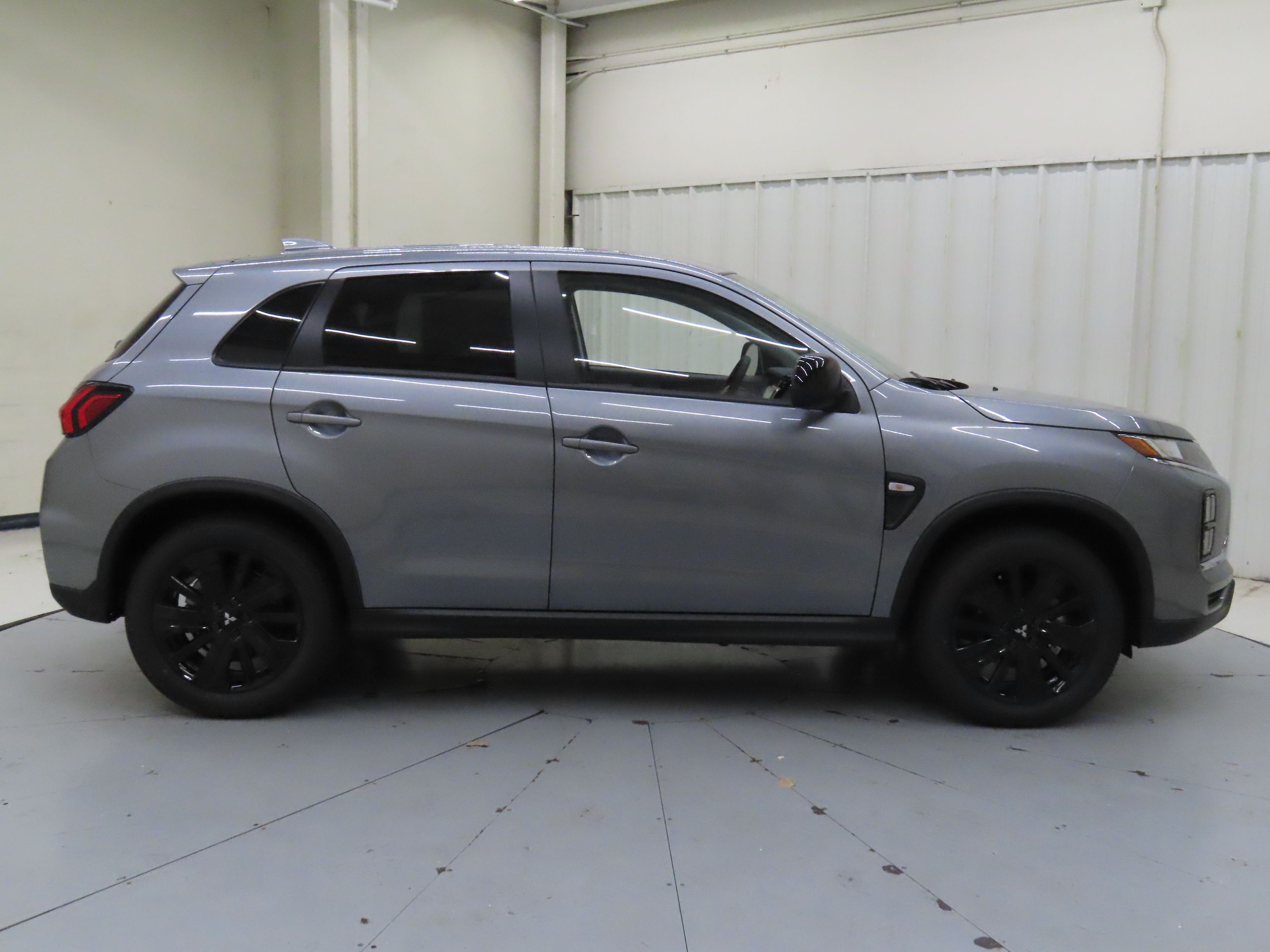 2025 Mitsubishi Outlander Sport LE photo 2