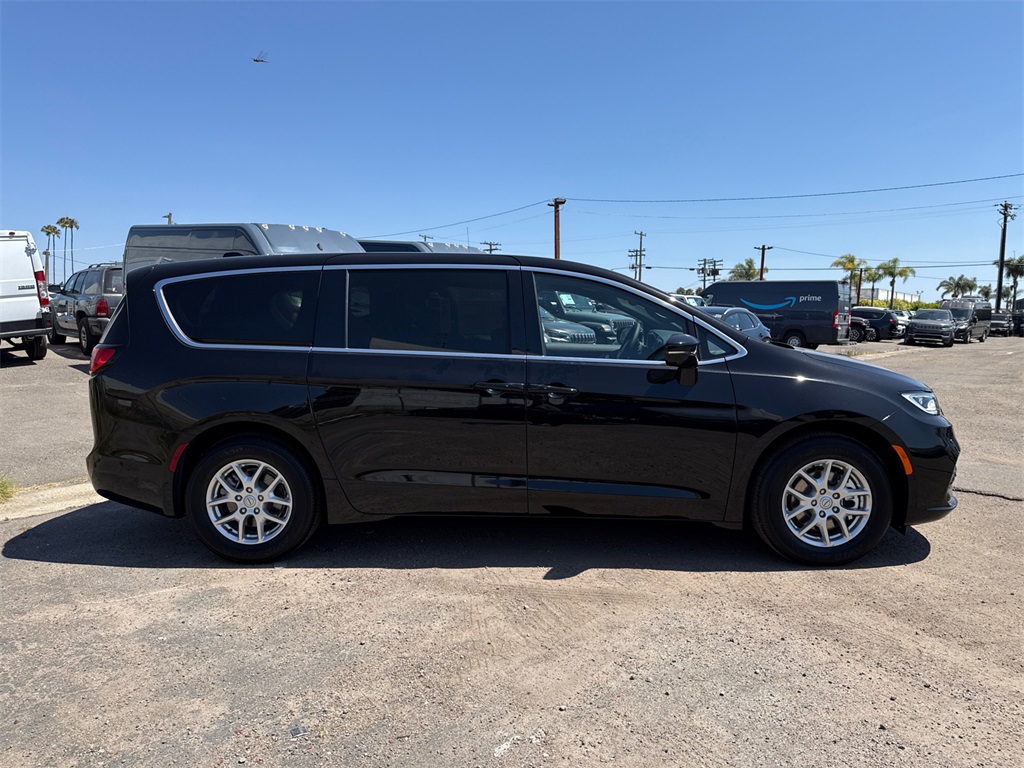 2025 Chrysler Pacifica photo 6