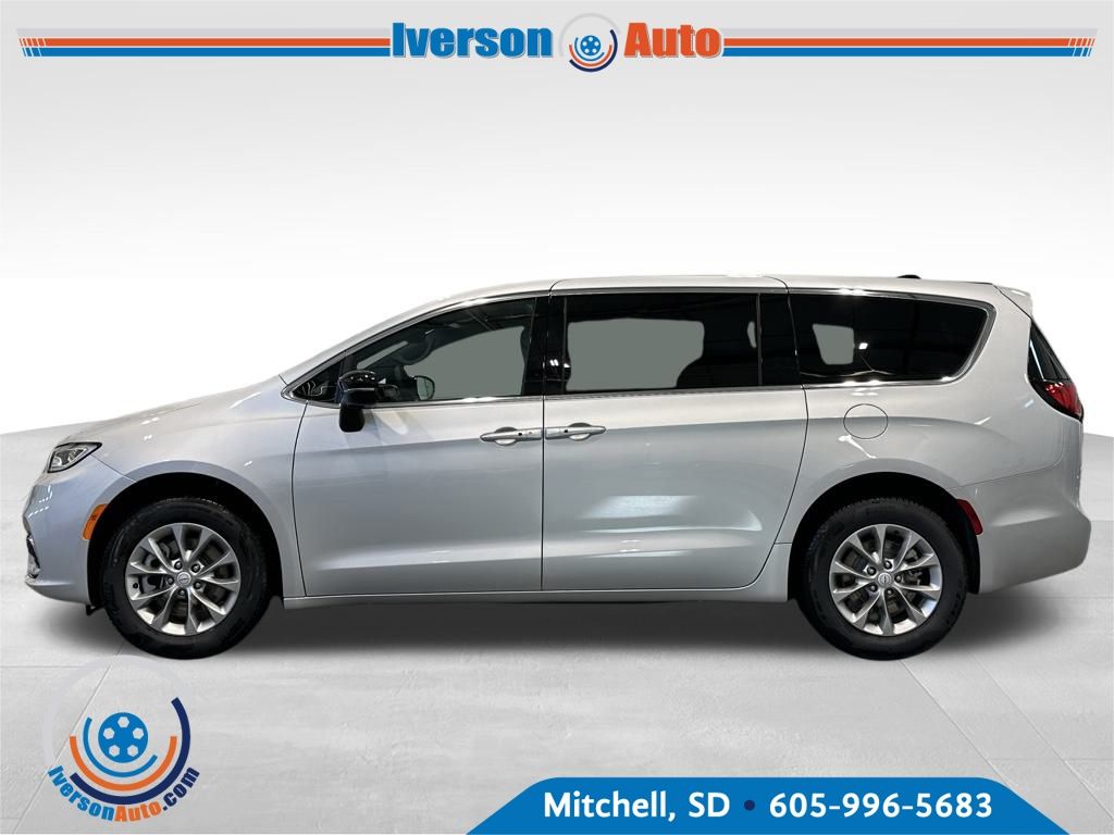 2026 Chrysler Pacifica photo 4