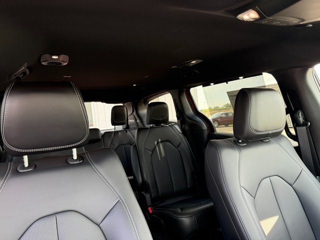 2025 Chrysler Pacifica photo 2