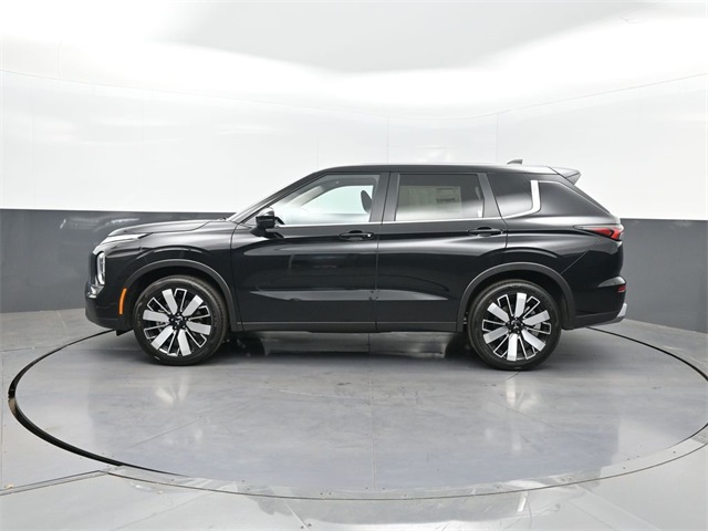 2025 Mitsubishi Outlander SE photo 2