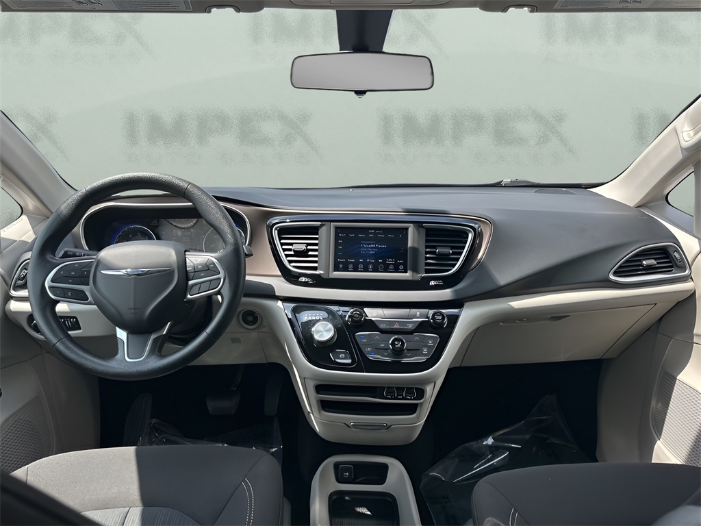 2021 Chrysler Voyager LX photo 13