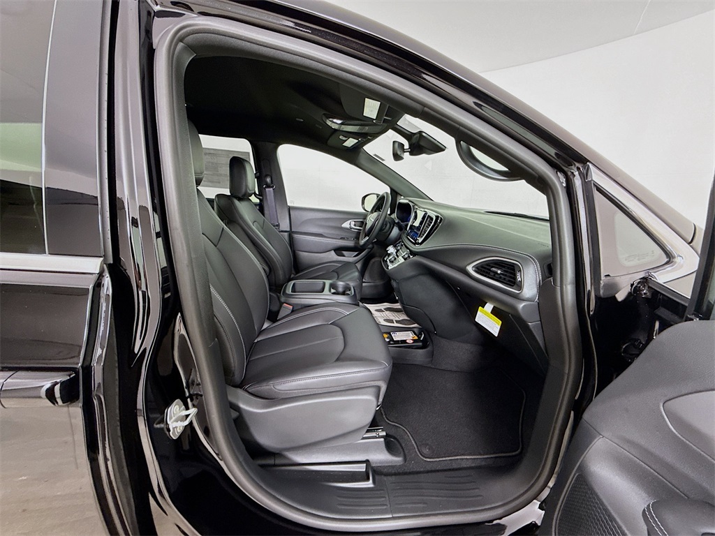 2025 Chrysler Pacifica photo 29