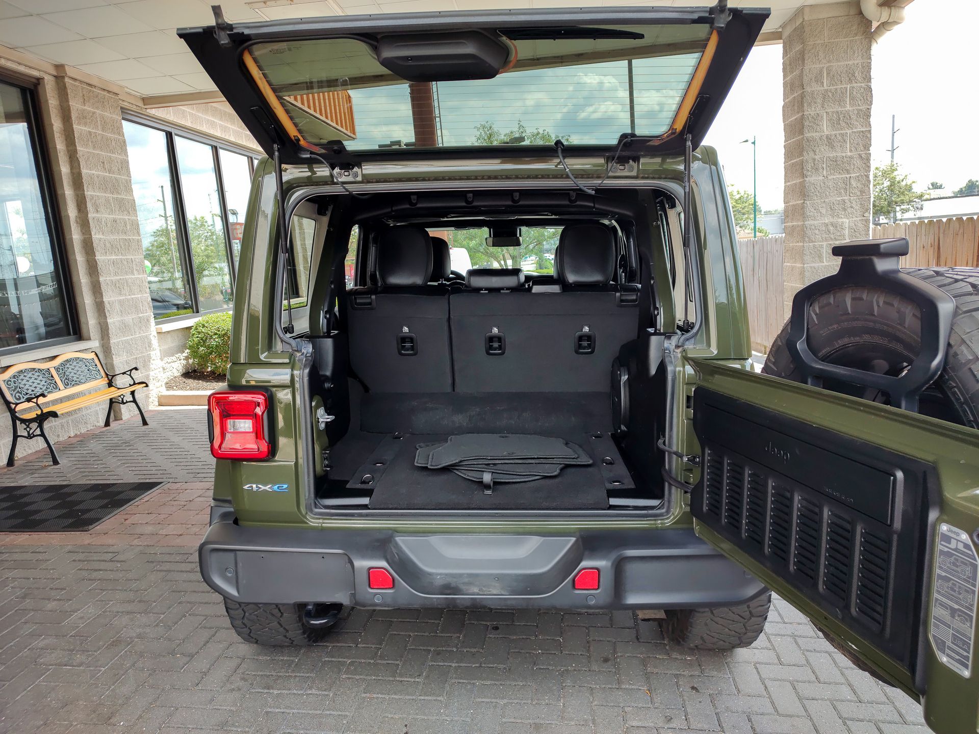 2021 Jeep Wrangler Unlimited Sahara 4xe photo 23