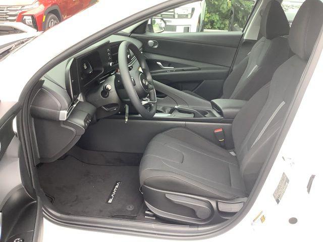 2025 Hyundai Elantra SE photo 8