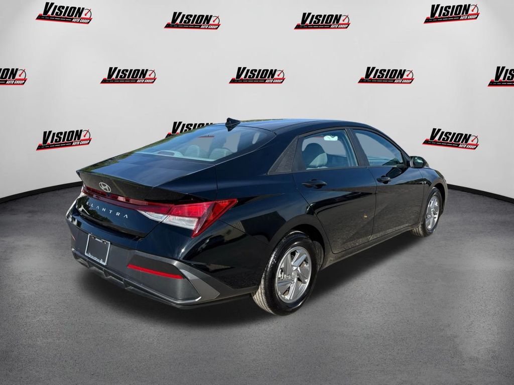 2024 Hyundai Elantra SE photo 5