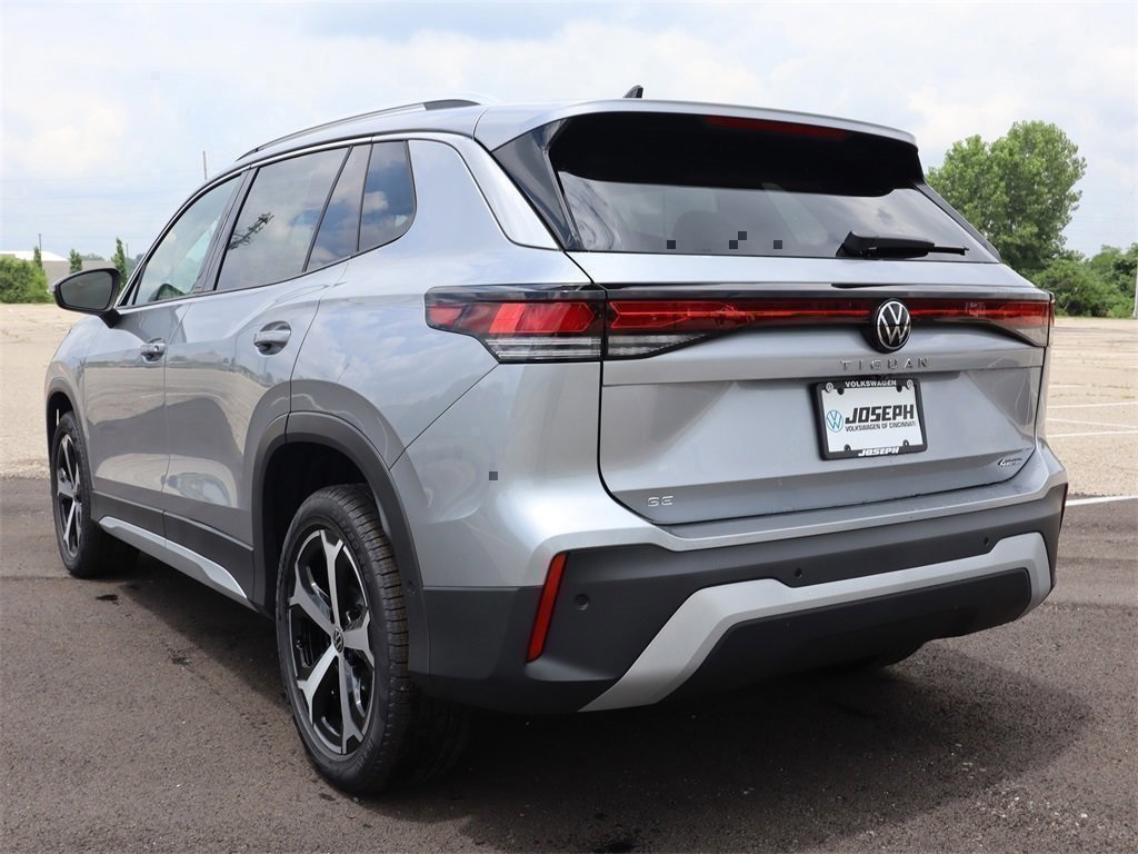 2025 Volkswagen Tiguan SE photo 2