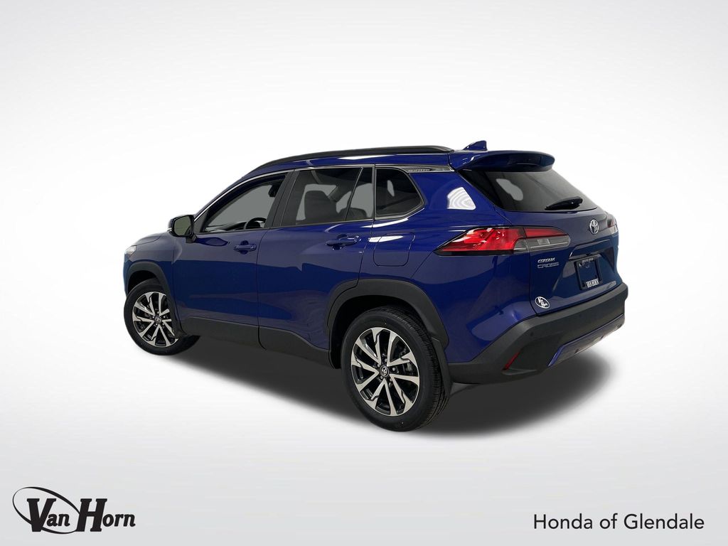 2023 Toyota Corolla Cross XLE photo 3