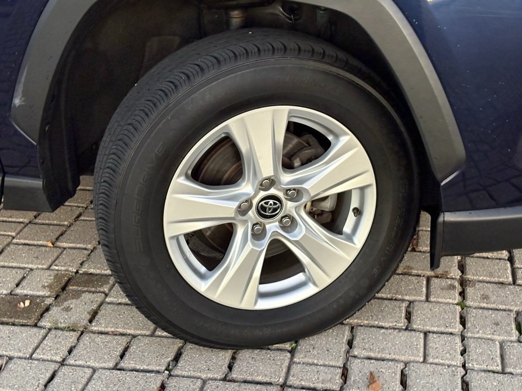 2021 Toyota RAV4 XLE photo 10