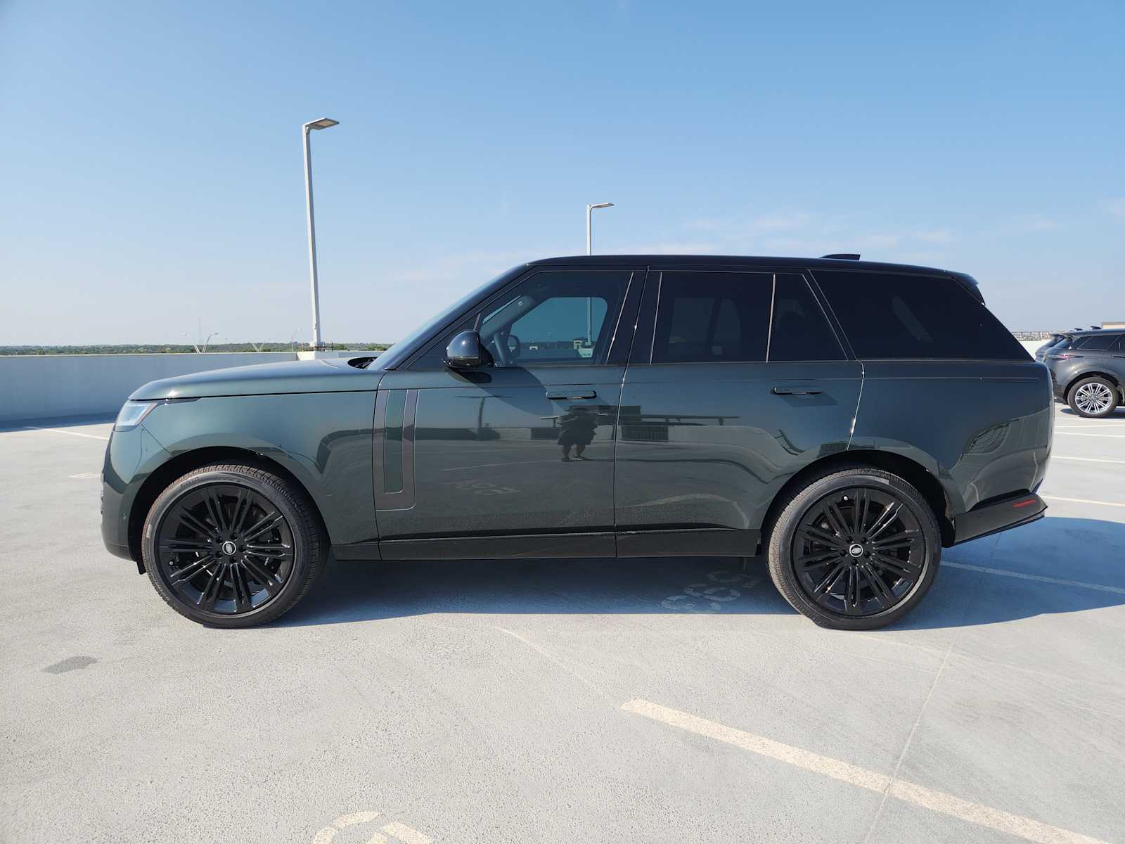 2025 Land Rover Range Rover SE photo 4