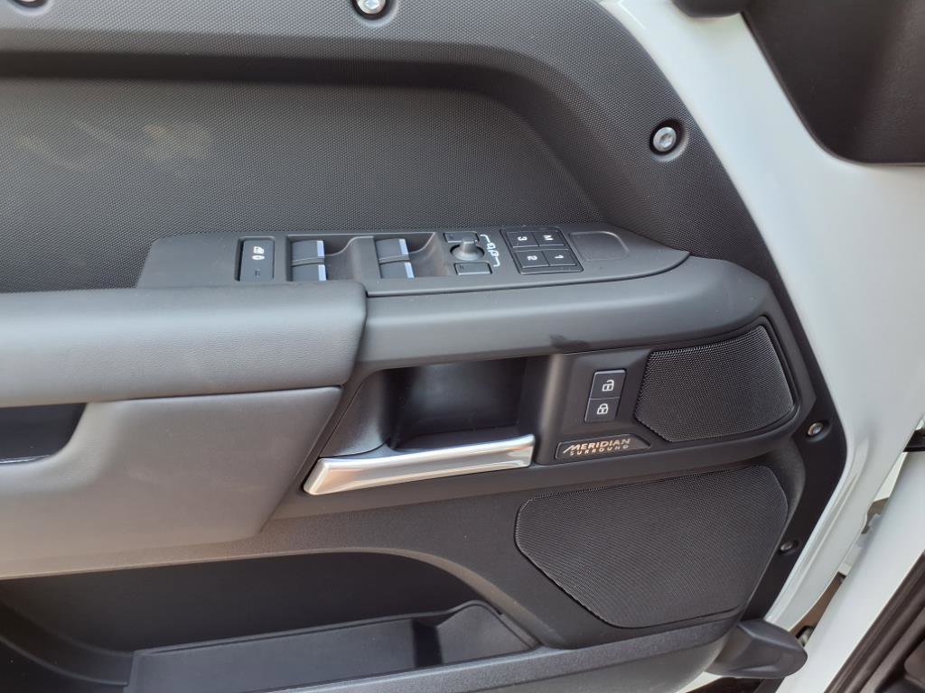 2025 Land Rover Defender 110 X-Dynamic SE photo 12