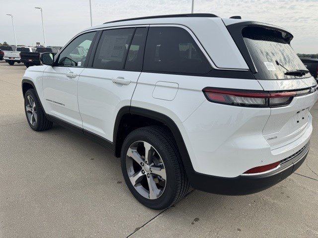 2025 Jeep Grand Cherokee Limited photo 3
