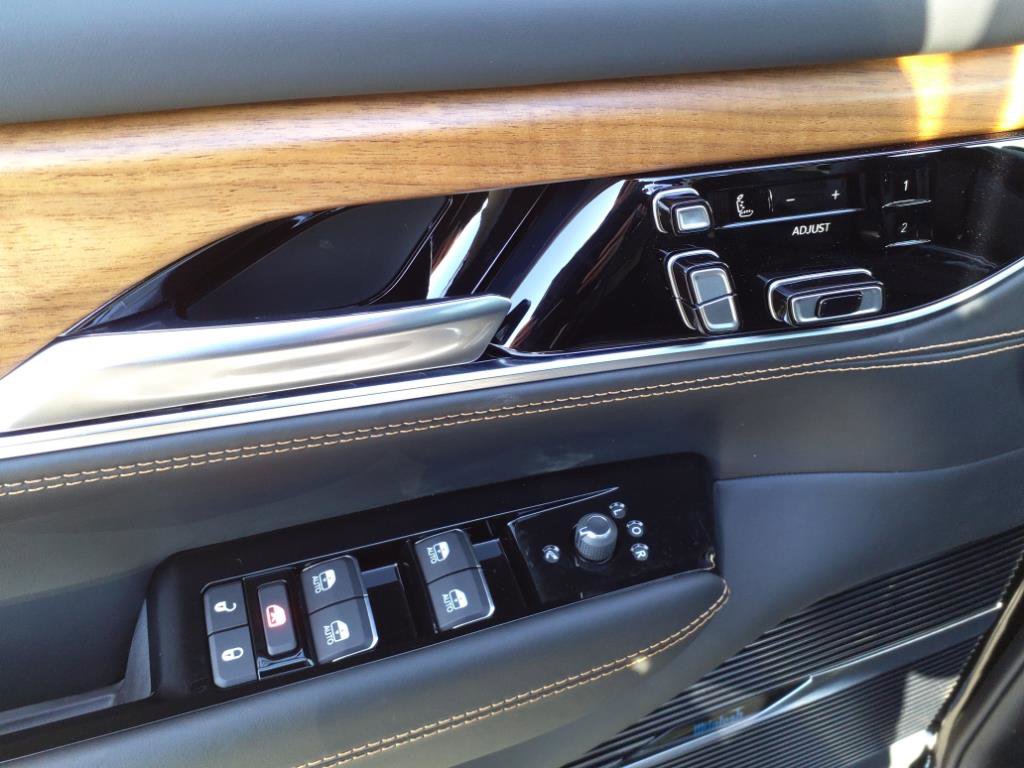 2024 Jeep Grand Wagoneer L III photo 4