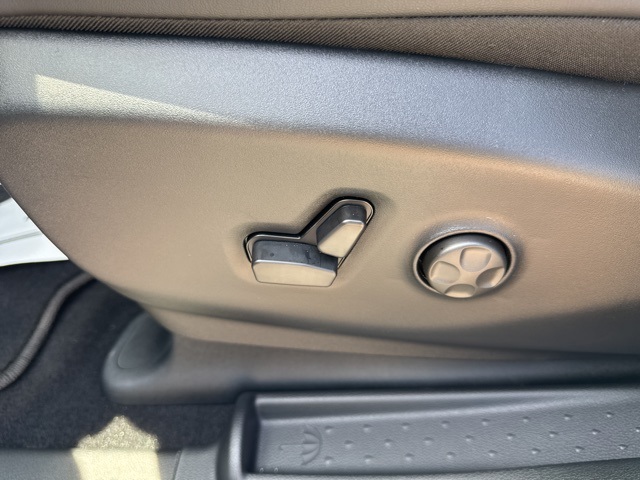 2025 Chrysler Voyager LX photo 25