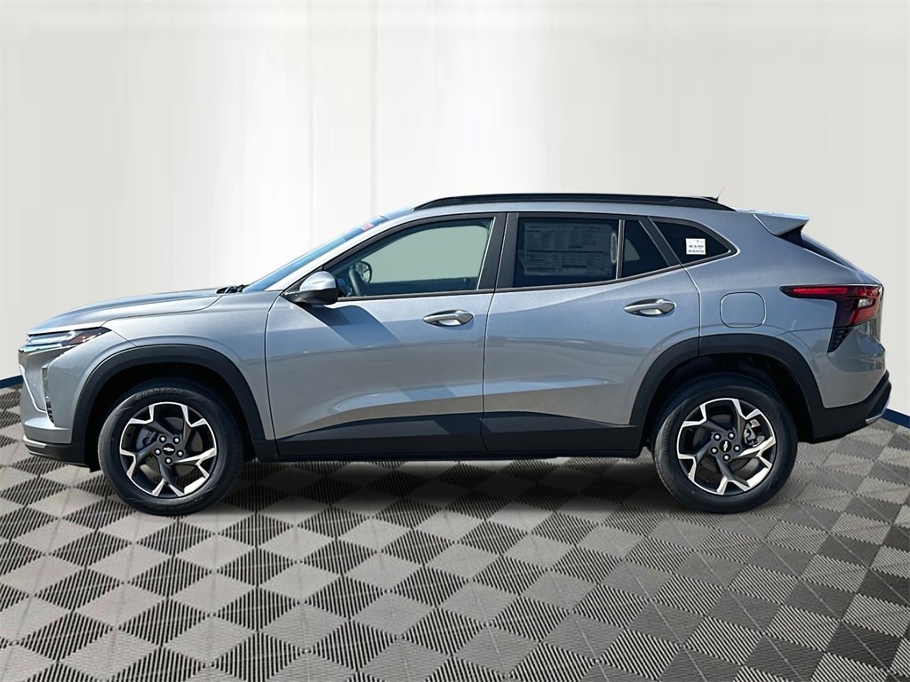 2025 Chevrolet Trax LT photo 2