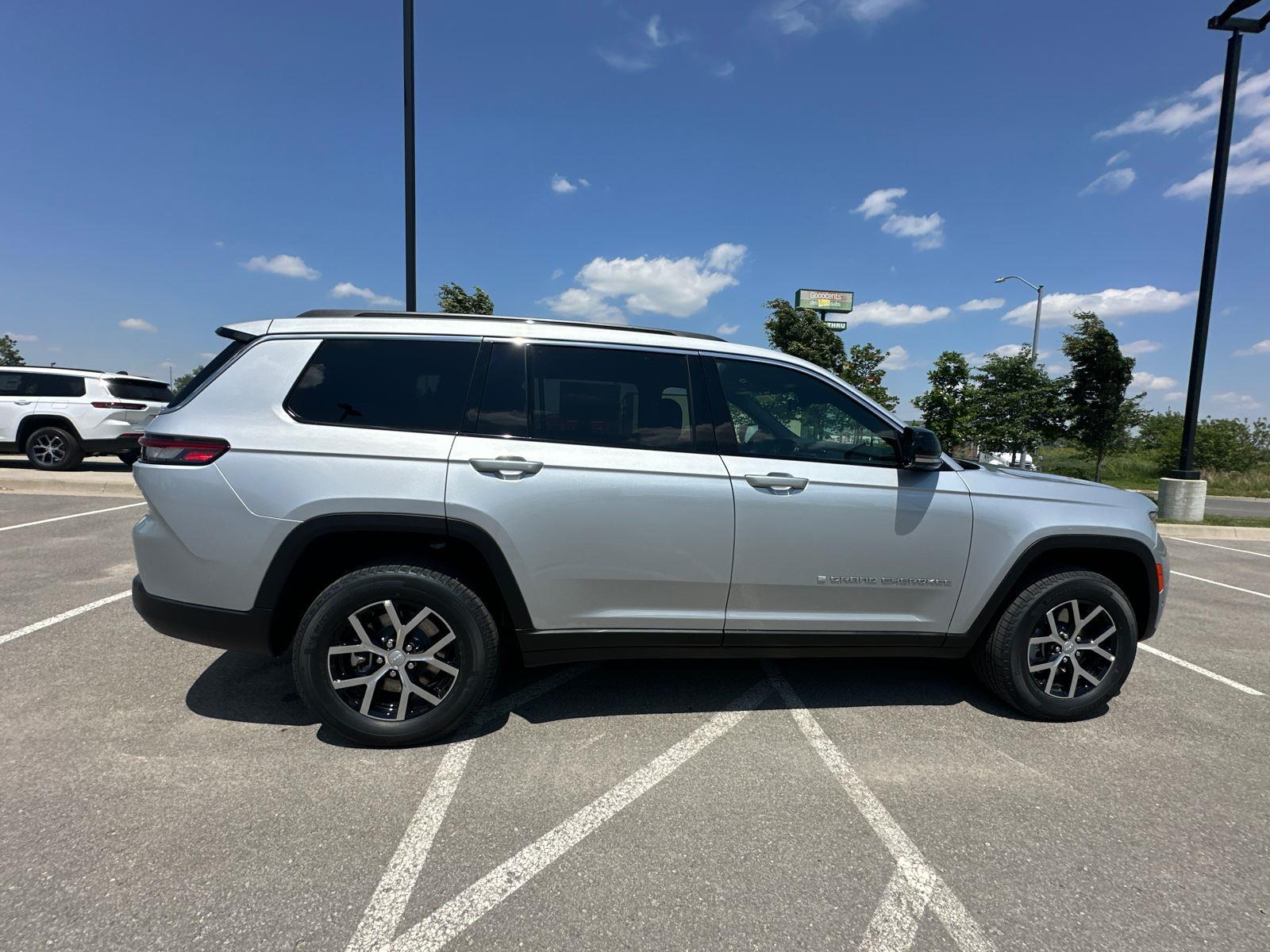 2025 Jeep Grand Cherokee Limited photo 3
