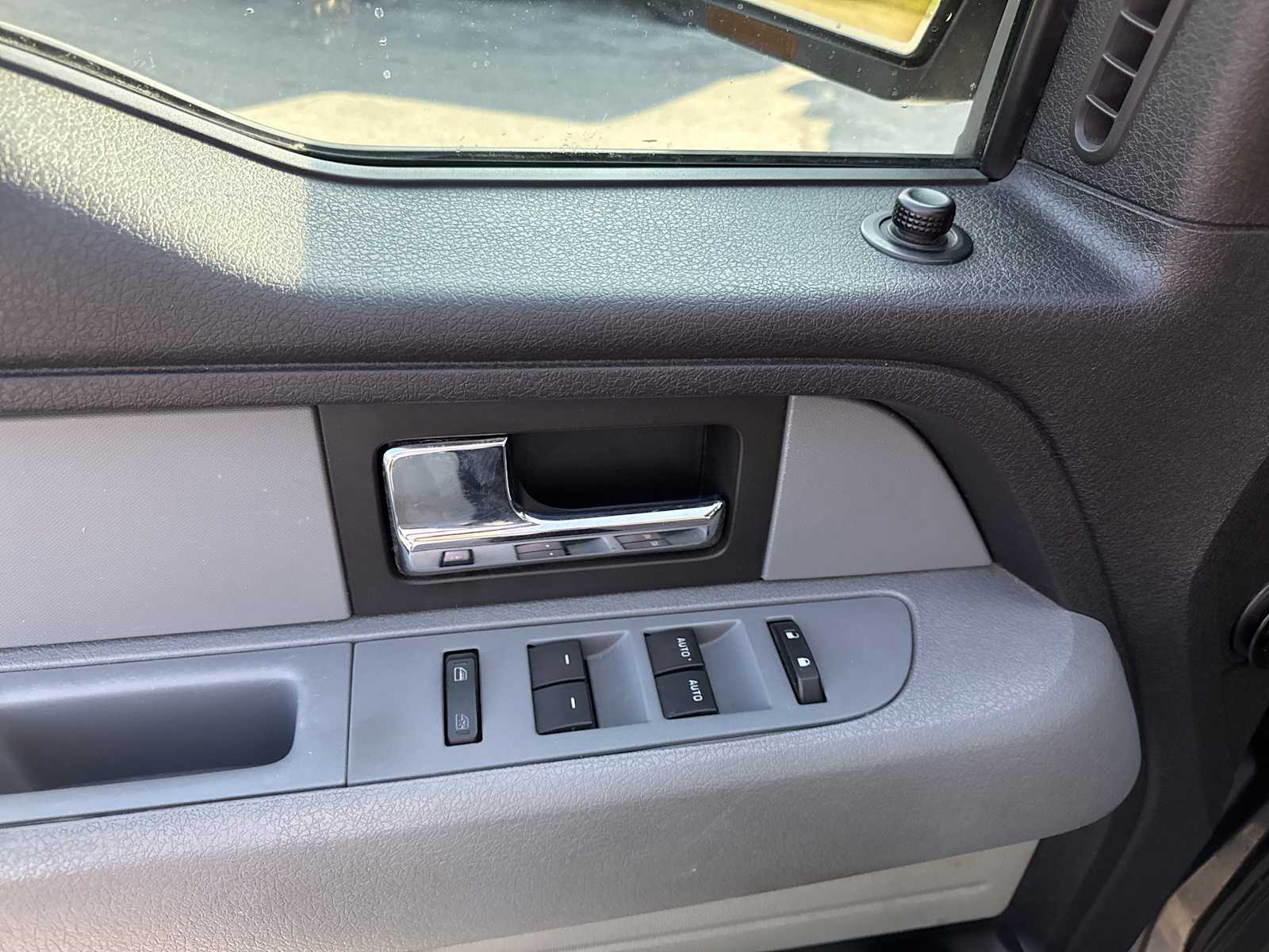 2012 Ford F-150 XLT photo 16