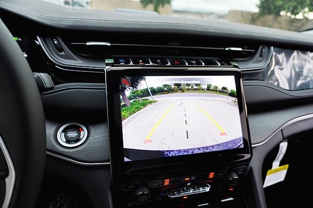 New 2023 Diamond Black Crystal Pearl-Coat Exterior Paint Jeep 4xe image 36