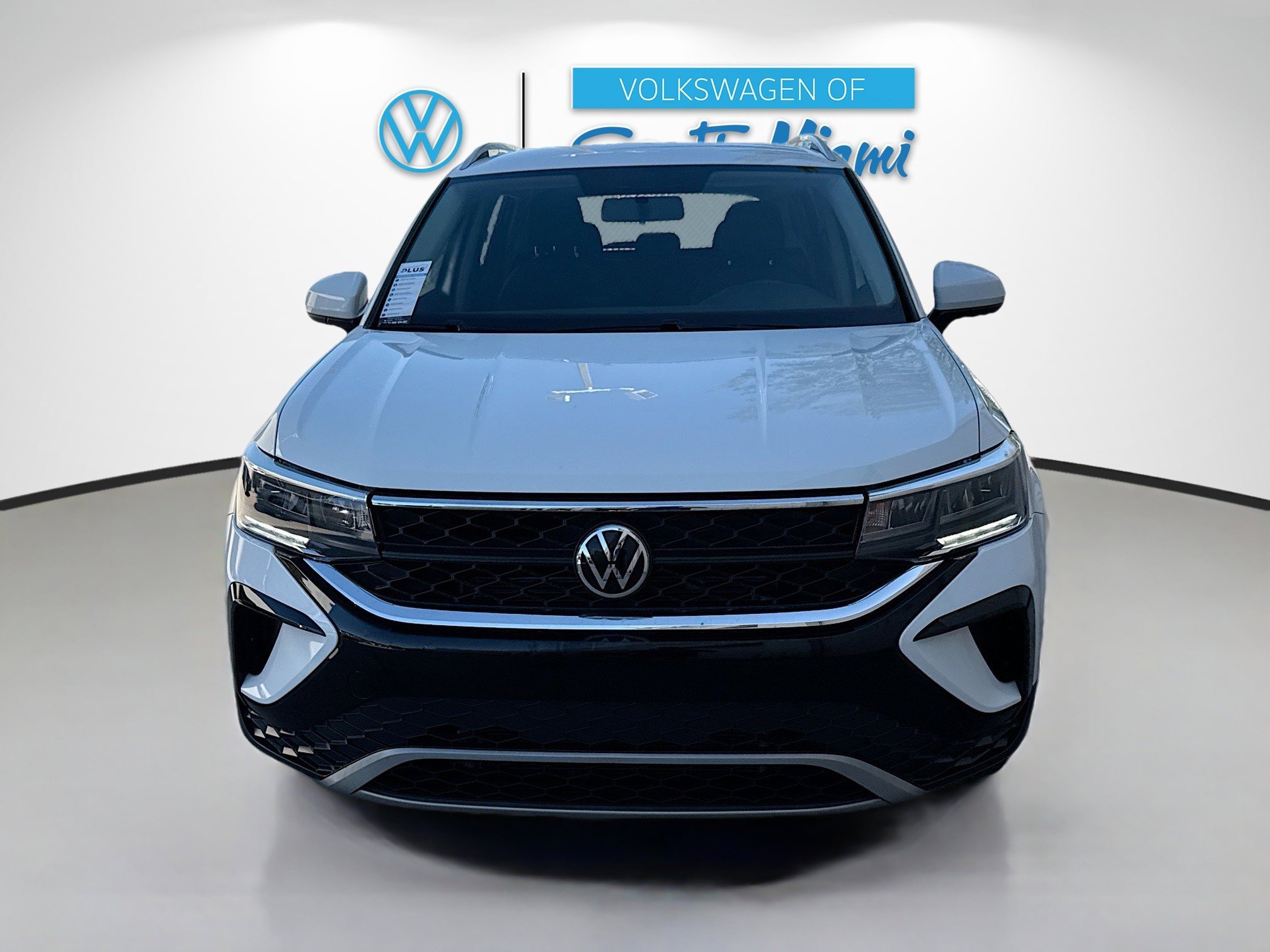 2022 Volkswagen Taos SE photo 2