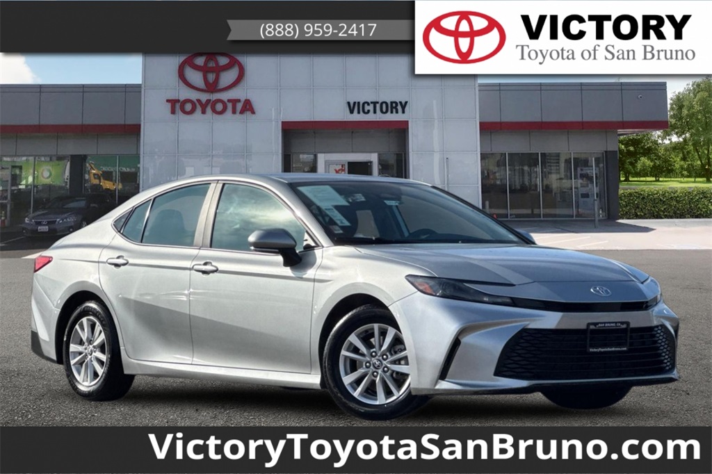 2025 Toyota Camry LE's photo