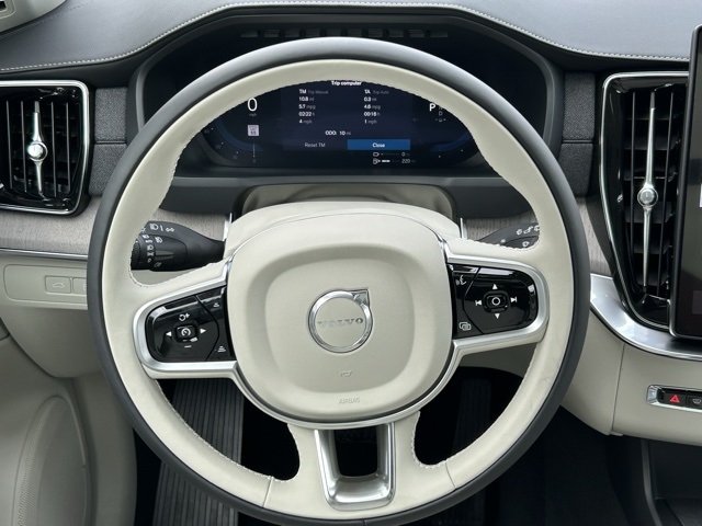 2025 Volvo XC90 T8 AWD photo 16