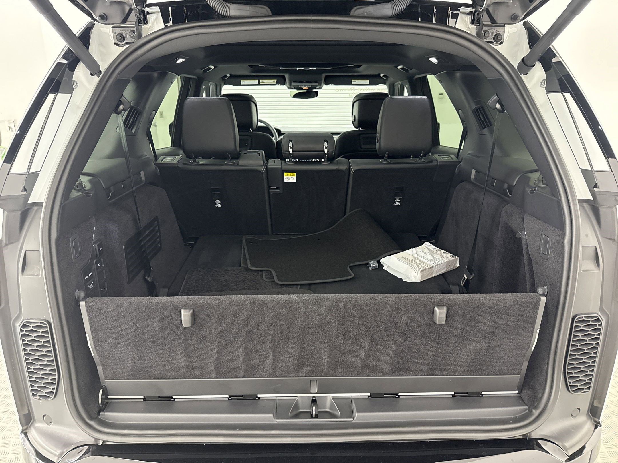 2024 Land Rover Discovery SE photo 28