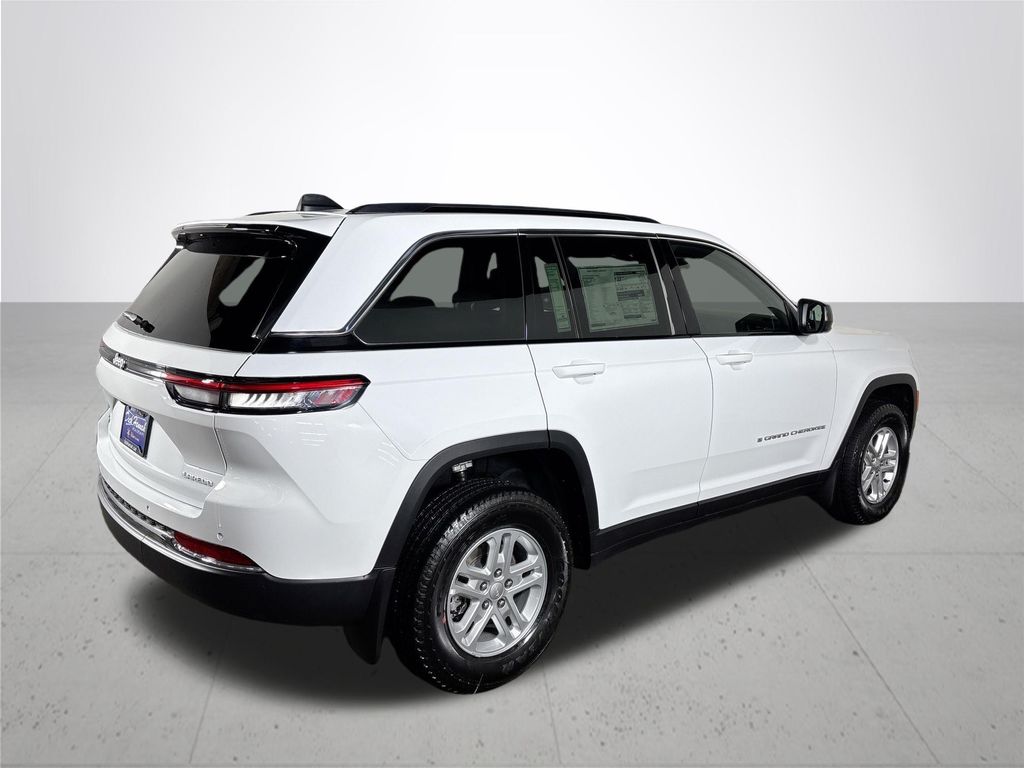 2025 Jeep Grand Cherokee Laredo photo 2