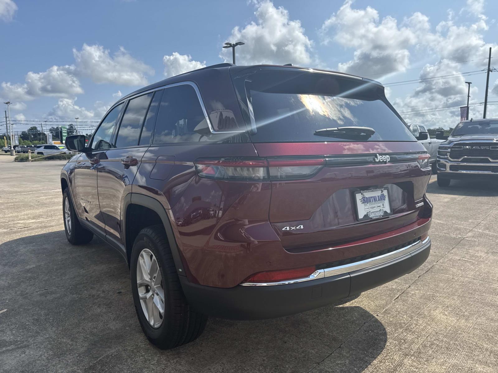 2025 Jeep Grand Cherokee Laredo X photo 4