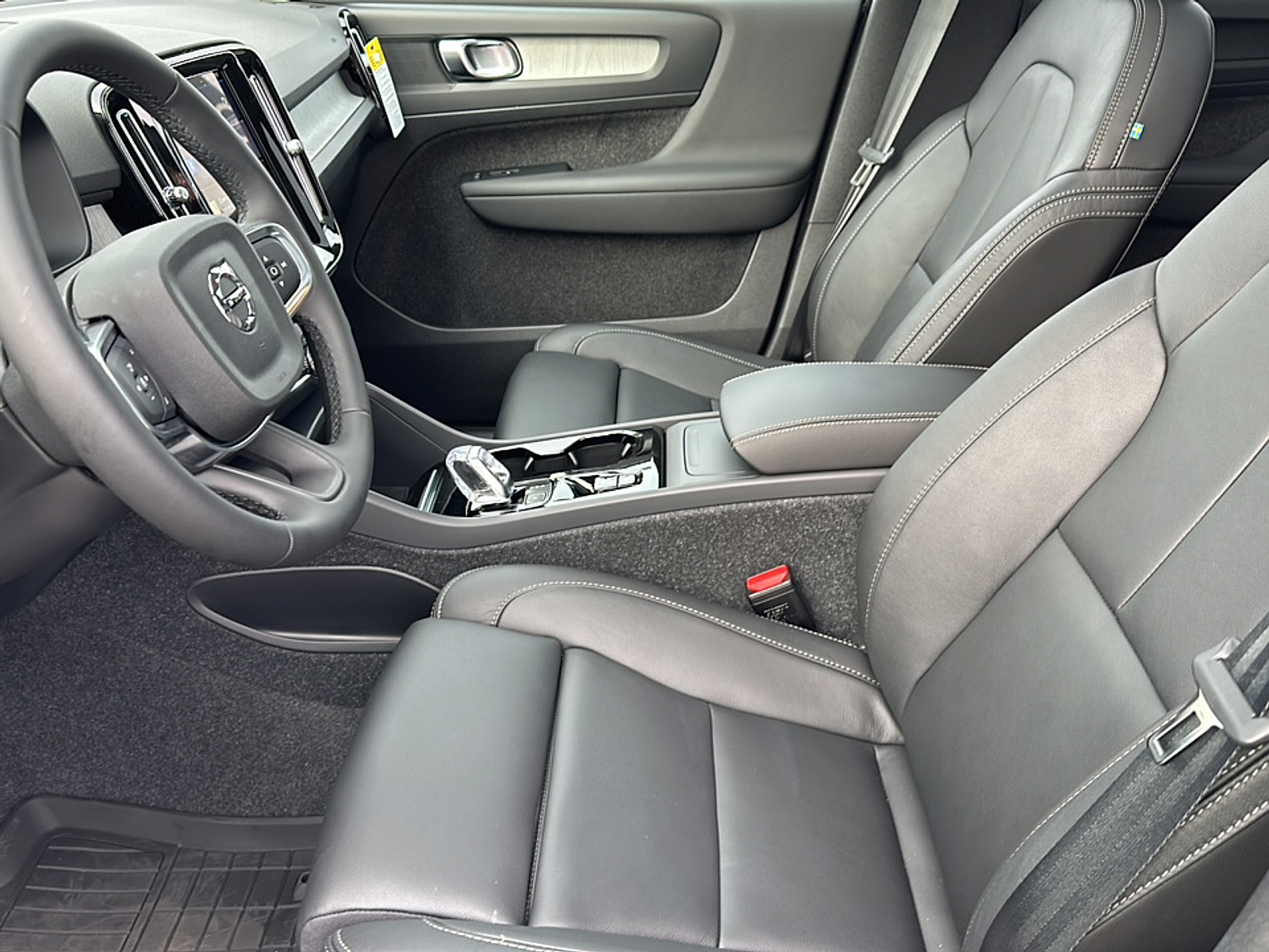 2025 Volvo XC40 AWD Plus photo 4
