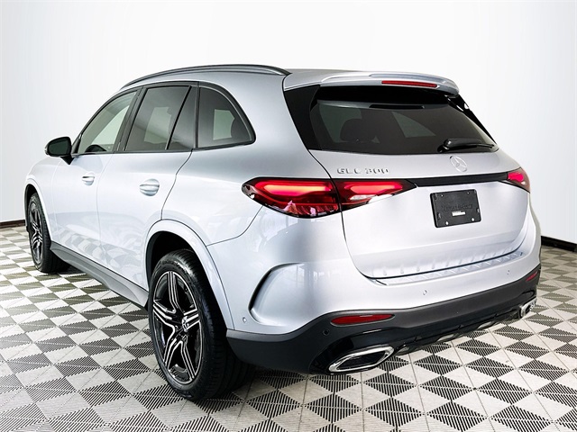 2025 Mercedes Benz GLC 300 photo 4