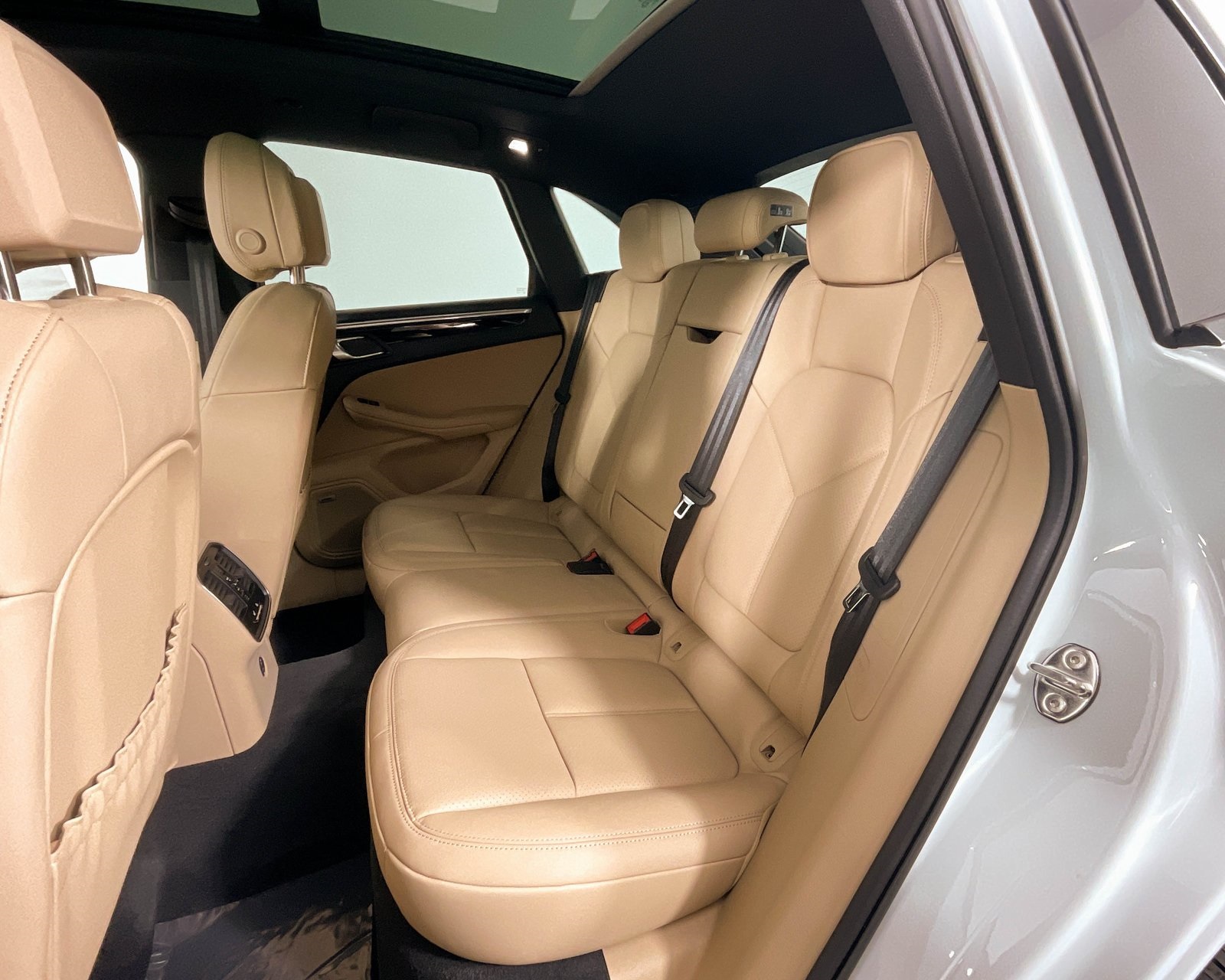 2026 Porsche Macan T photo 25