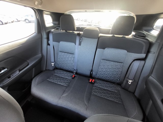 2025 Nissan Kicks SV photo 11