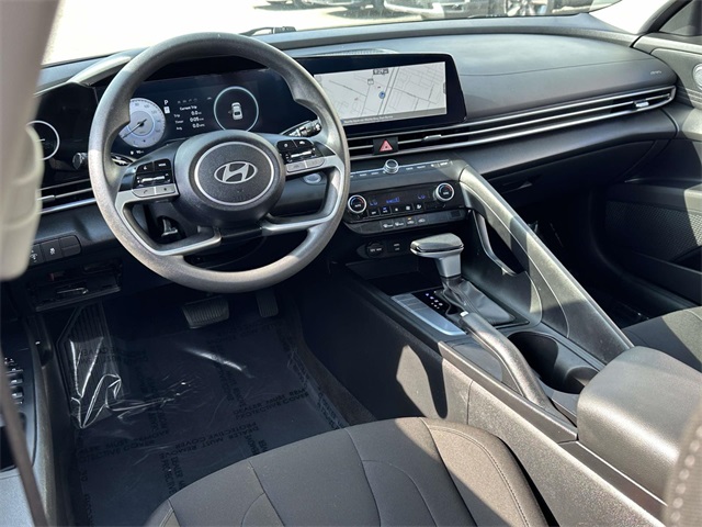 2024 Hyundai Elantra SEL photo 2