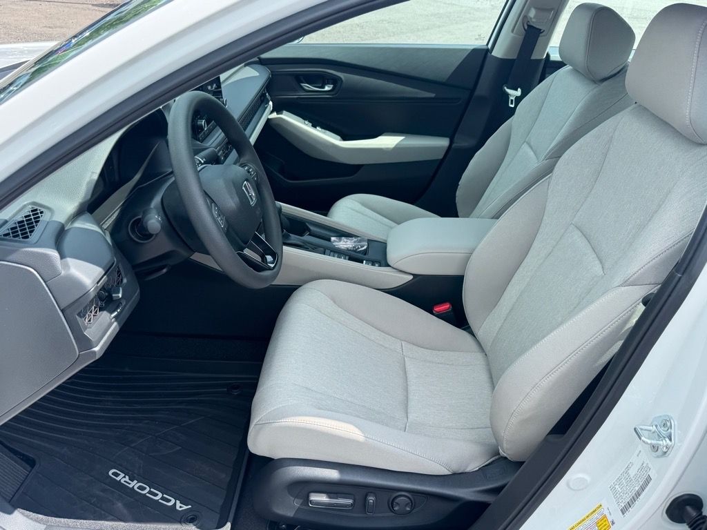 2025 Honda Accord SE photo 2
