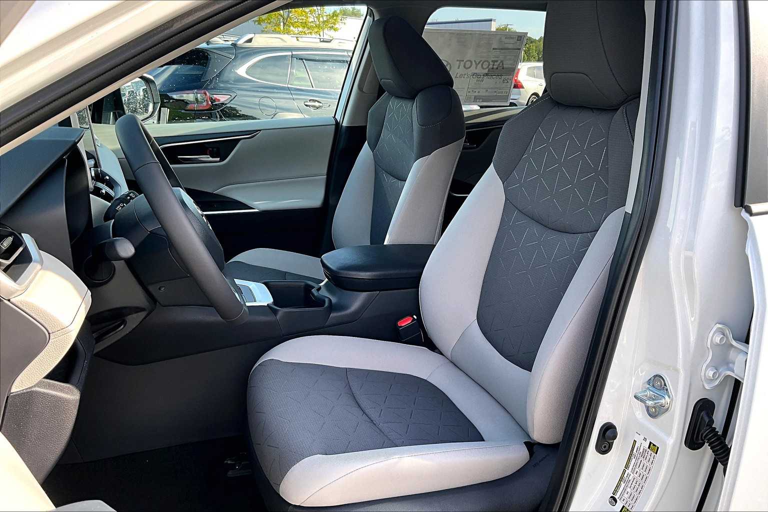 2025 Toyota RAV4 XLE photo 9